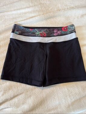 Luluemon Reversible tight-fit shorts black size 6 floral waistband